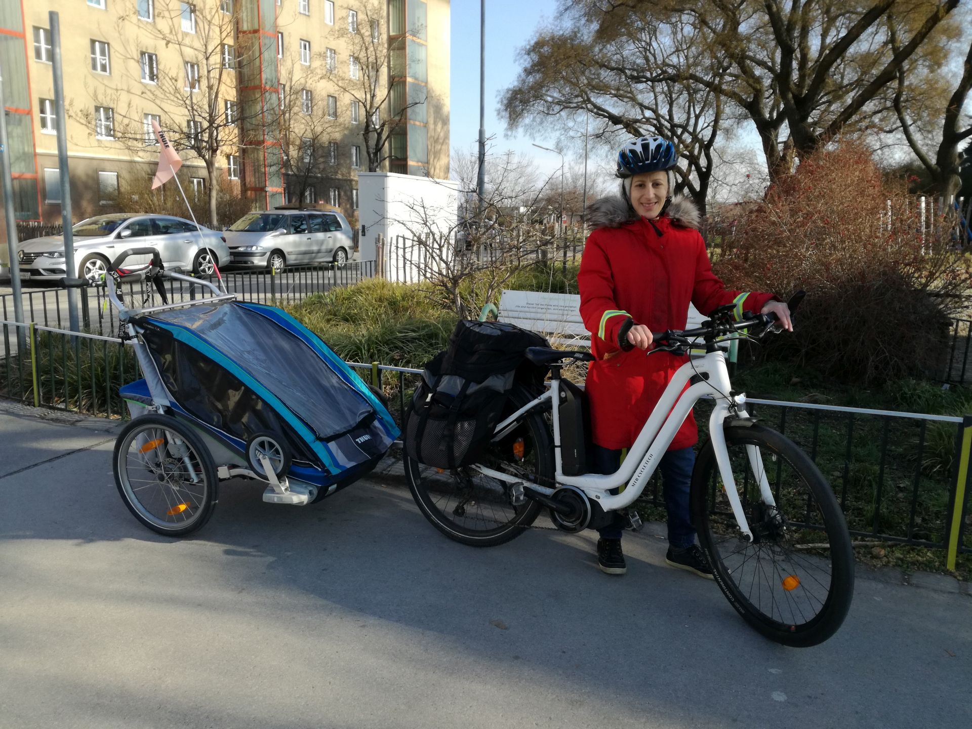 Angelika mit ihrem eBike samt Anhänger