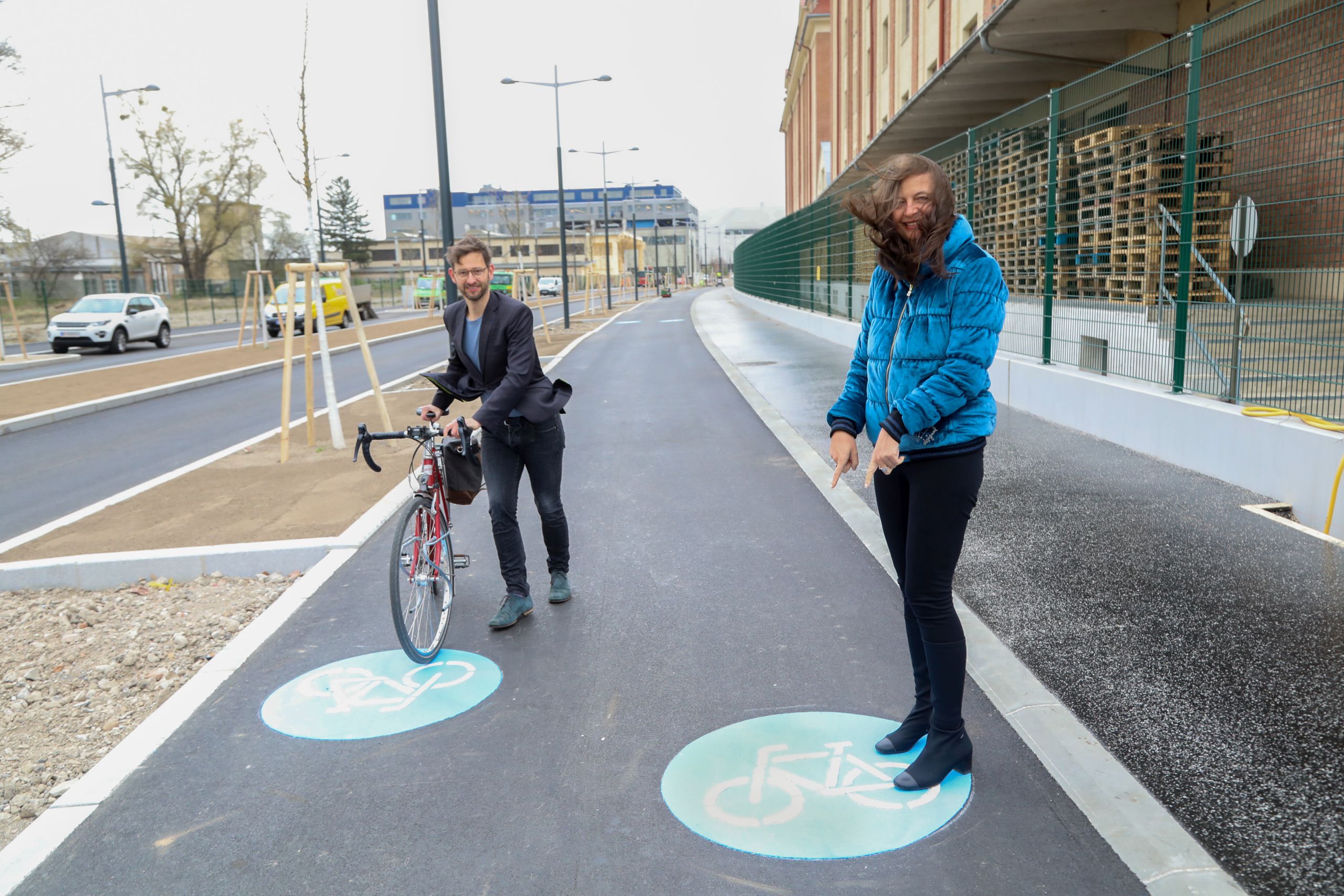 Radverkehrsbeauftragter Martin Blum und Mobilitätsstadträtin Ulli Sima am neuen Radweg in der Franz-Grill-Straße (© PID/Christian Fürthner)