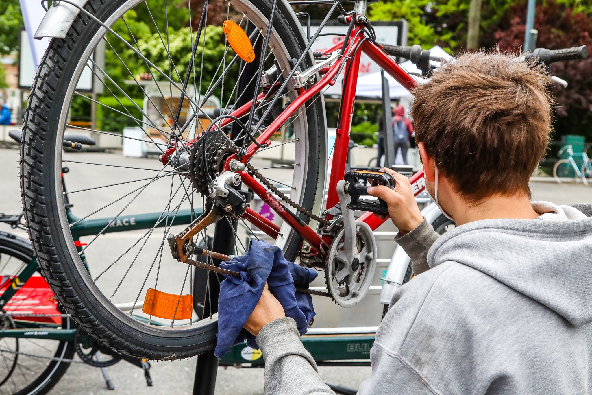 Ein Mechaniker kümmert sich beim Radcheck um die Schaltung eines Fahrrads