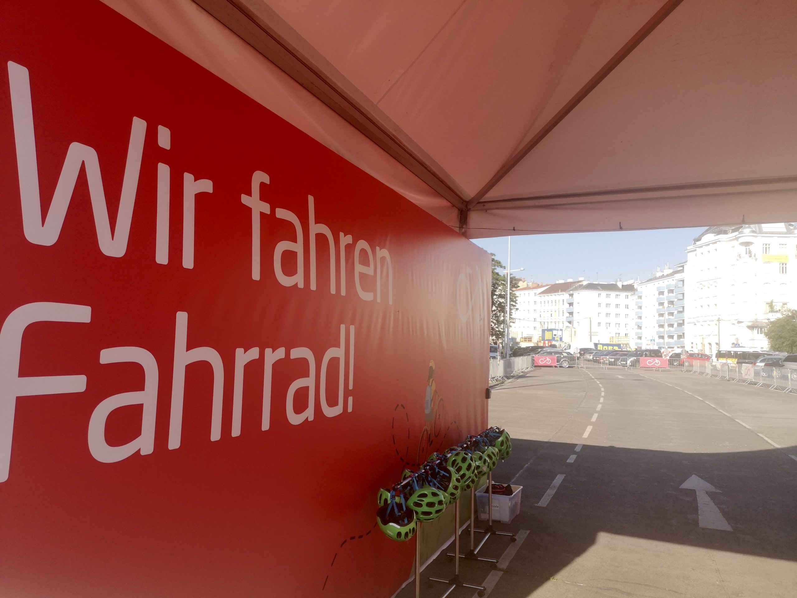 Zelt am Radübungsplatz Naschmarkt, dieser ist noch leer