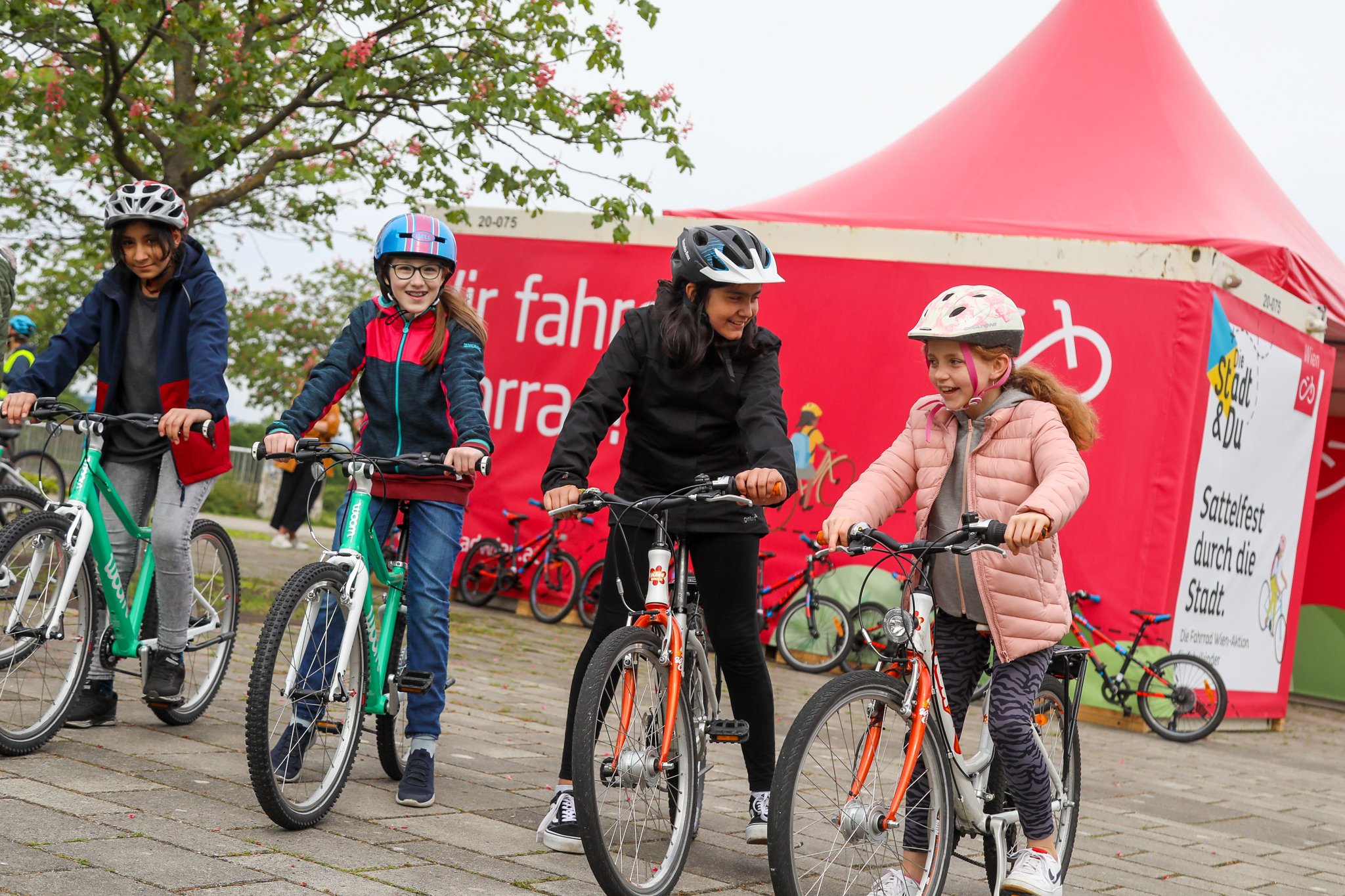 Vier lachende Kinder beim Radfahrkurs (© Christian Fürhtner/PID)