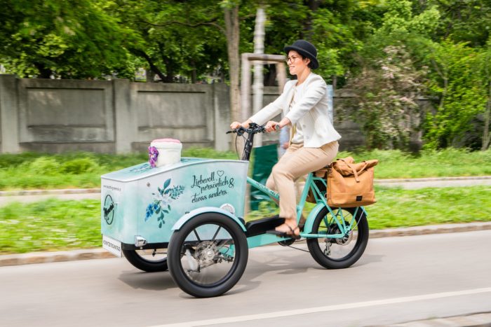 Kristina unterwegs mit dem Urnenfahrrad