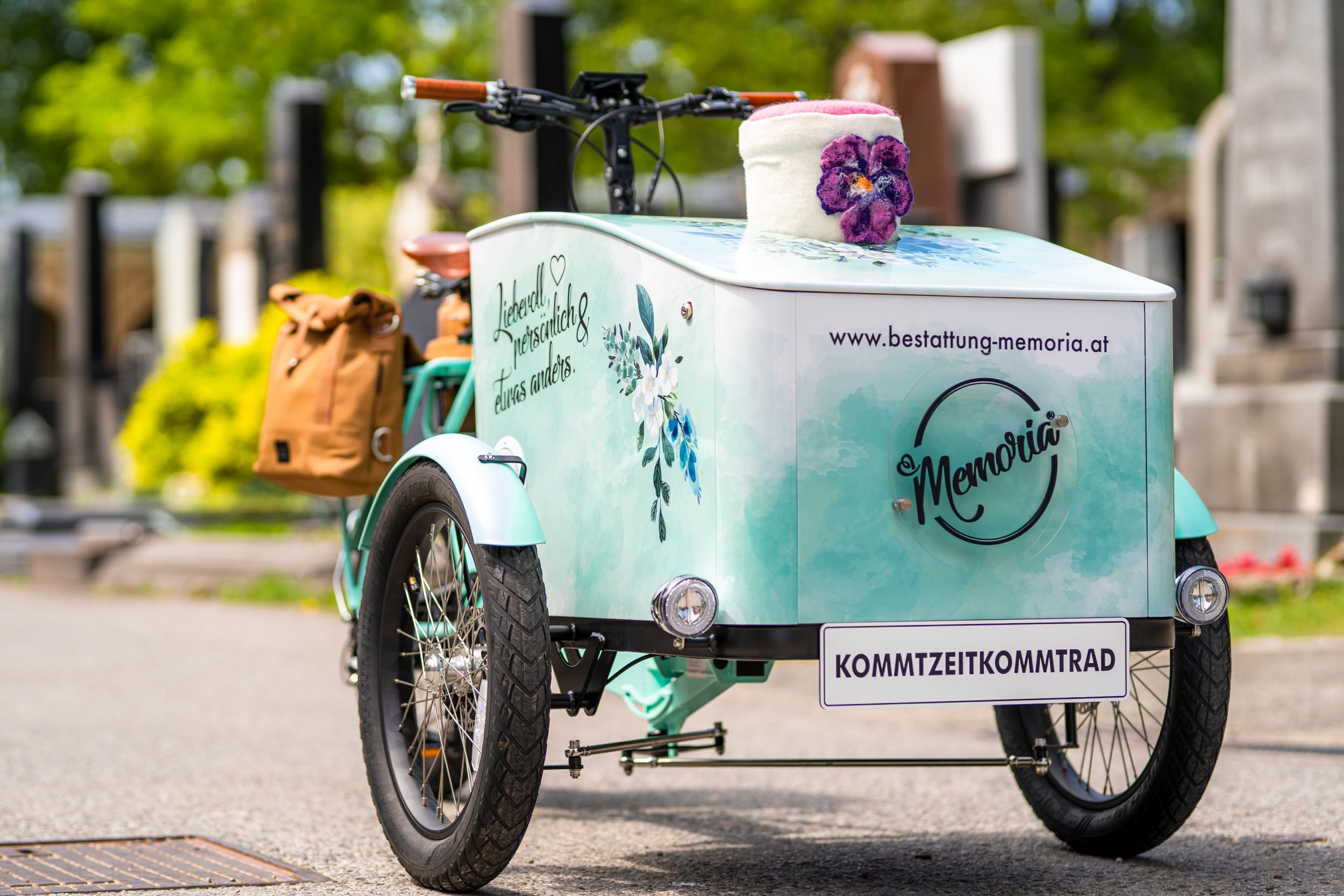 Lastenfahrrad Frieda von vorne mit dem Schild "Kommt Zeit kommt Rad"