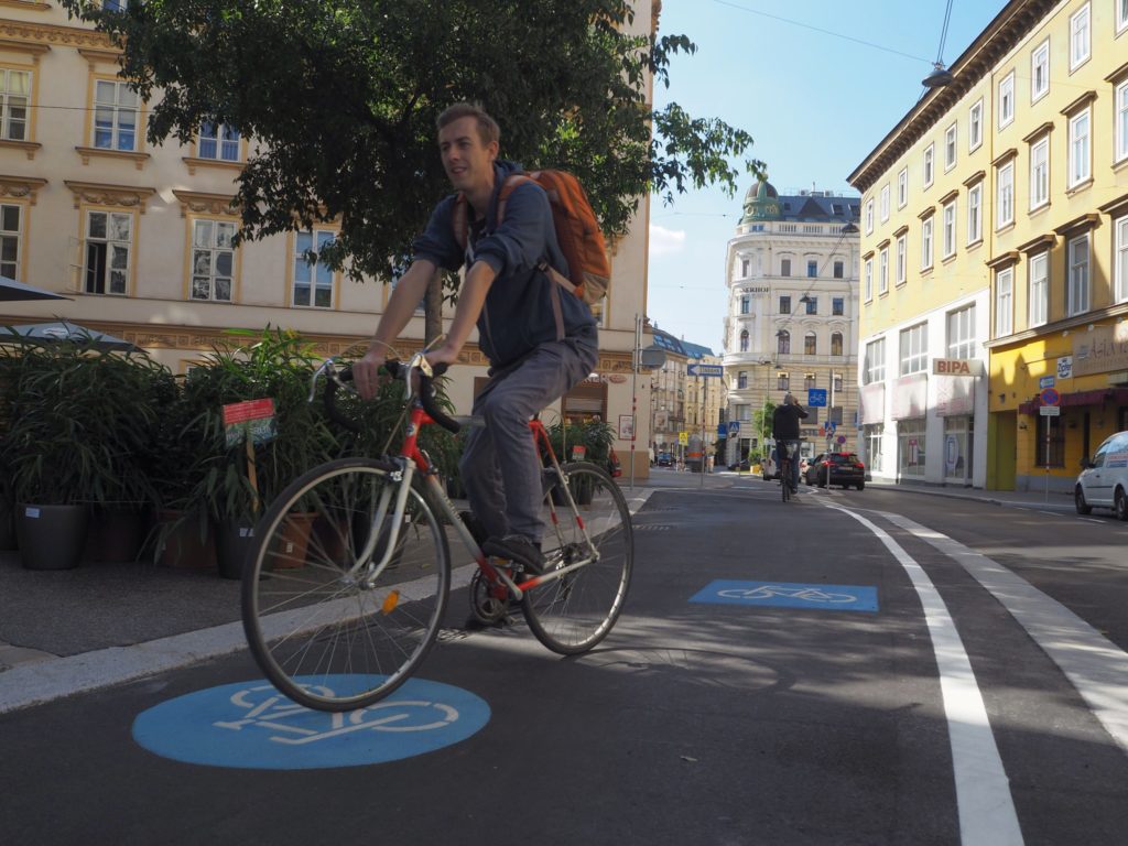 Radfahrer am neuen Zweirichtungsradweg in der Favoritenstraße