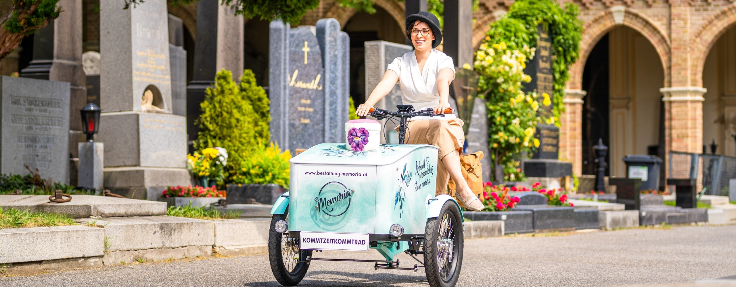 Urnenrad Frieda unterwegs am Friedhof