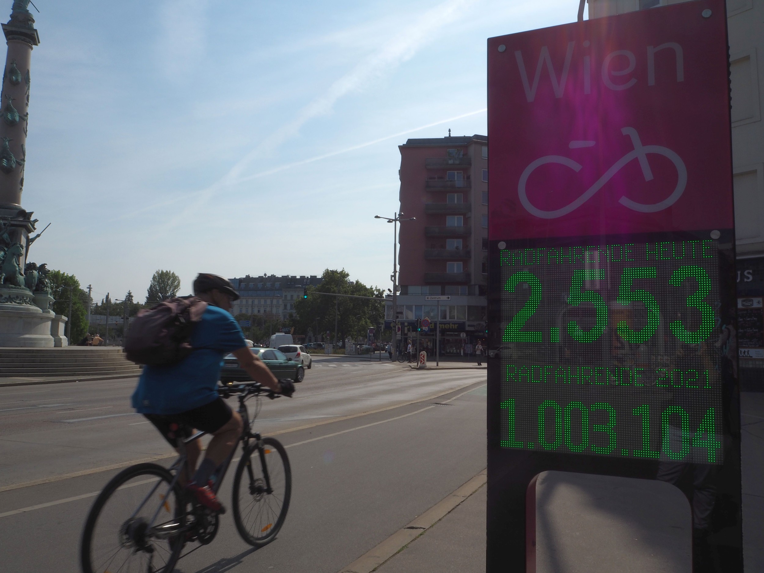 Radfahrer bei der Zählstelle Praterstern, die über eine Million Radfahrende im Jahr 2021 zeigt