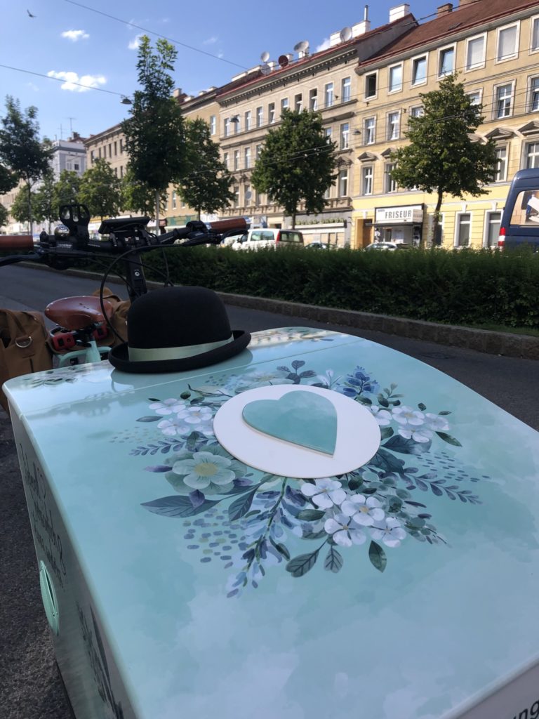 Deckel mit Herz, wenn keine Urne im Lastenfahrrad drinnen steht