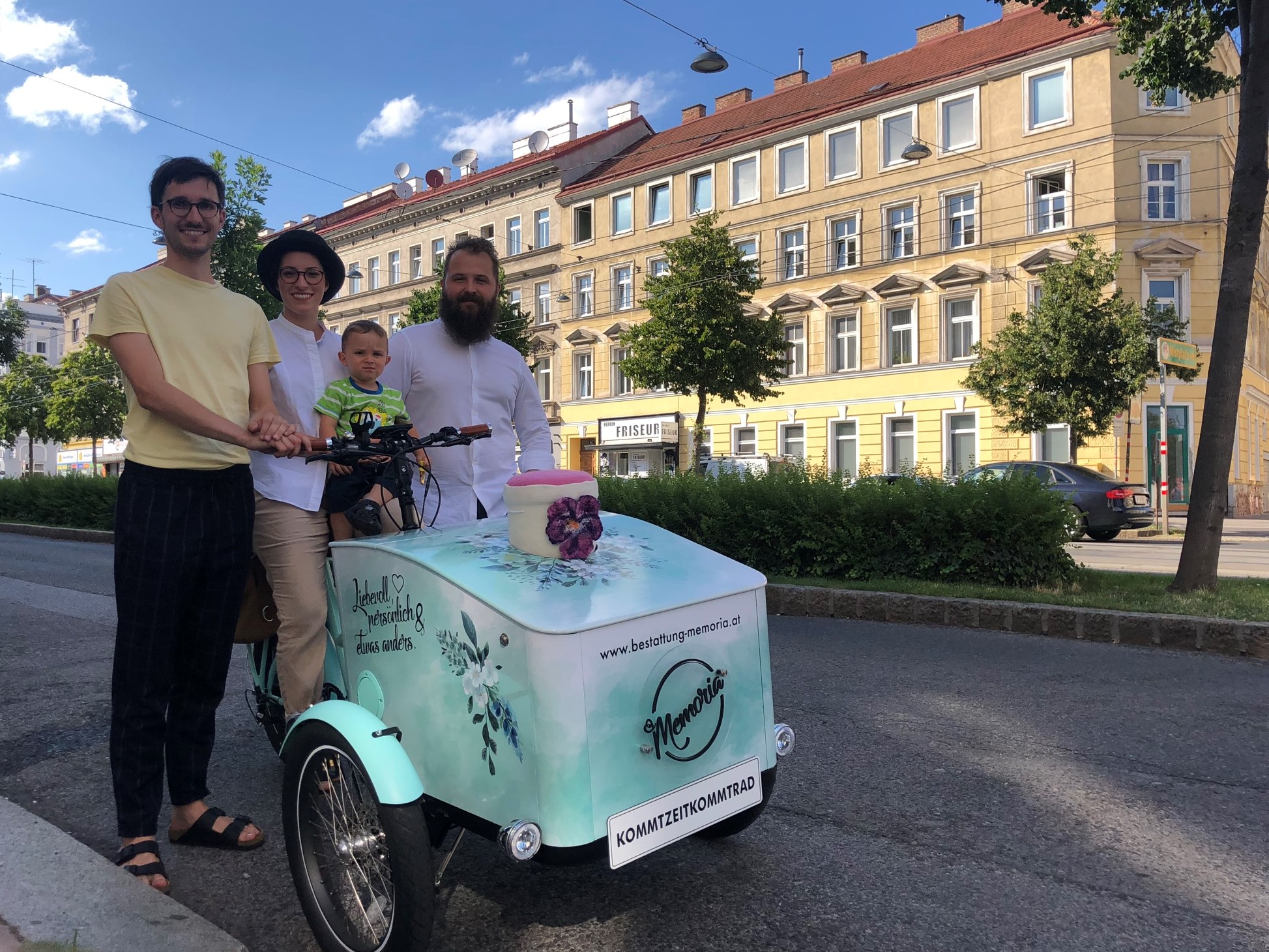 Felix, Kristina, Luca und Marijan mit Frieda in der Hernalser Hauptstraße