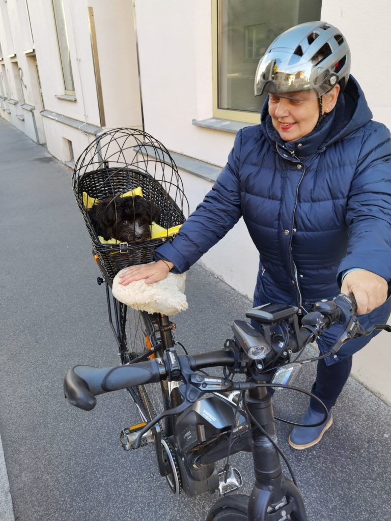 Rannveig mit Helm und Popowärmer beim Fahrrad