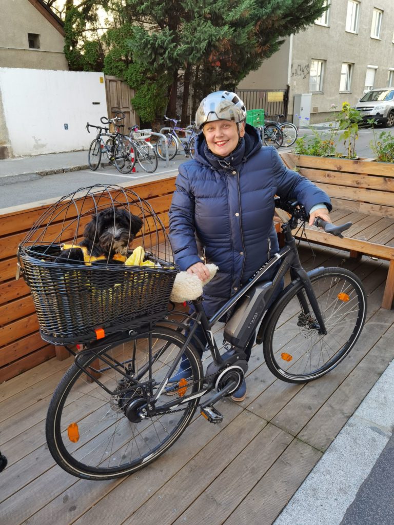 Rannveig mit Tinna im Fahrradkorb