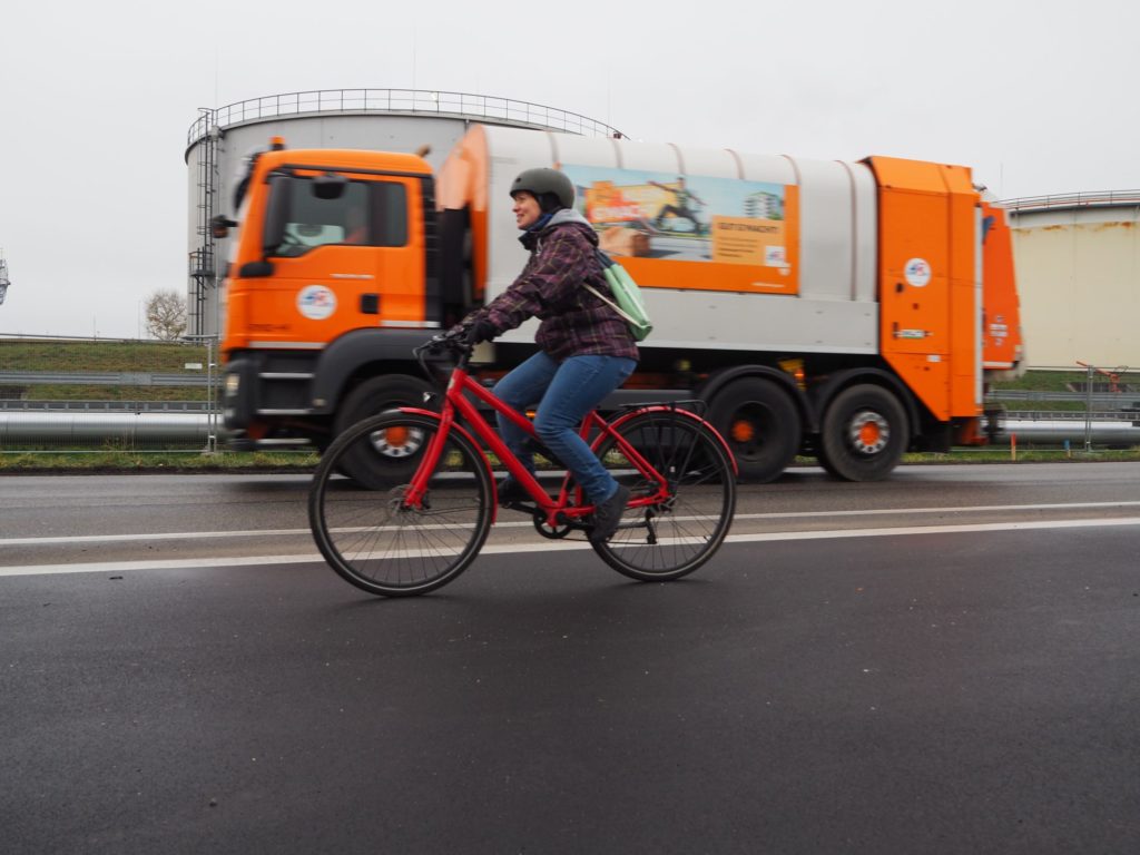 Radfahrerin und MA48-LKW in der Lobgrundstraße, wo ein neuer Radweg gebaut wurde