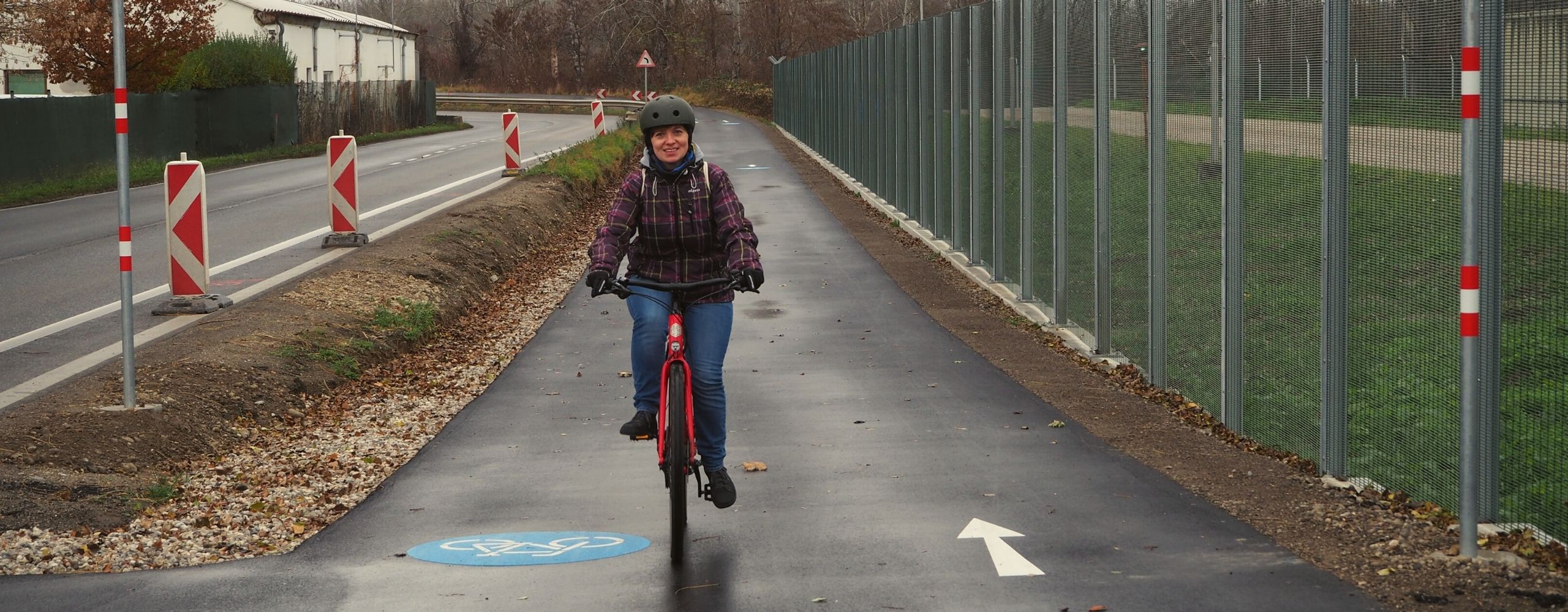 Radfahrerin am neuen Radweg in der Lobgrundstraße