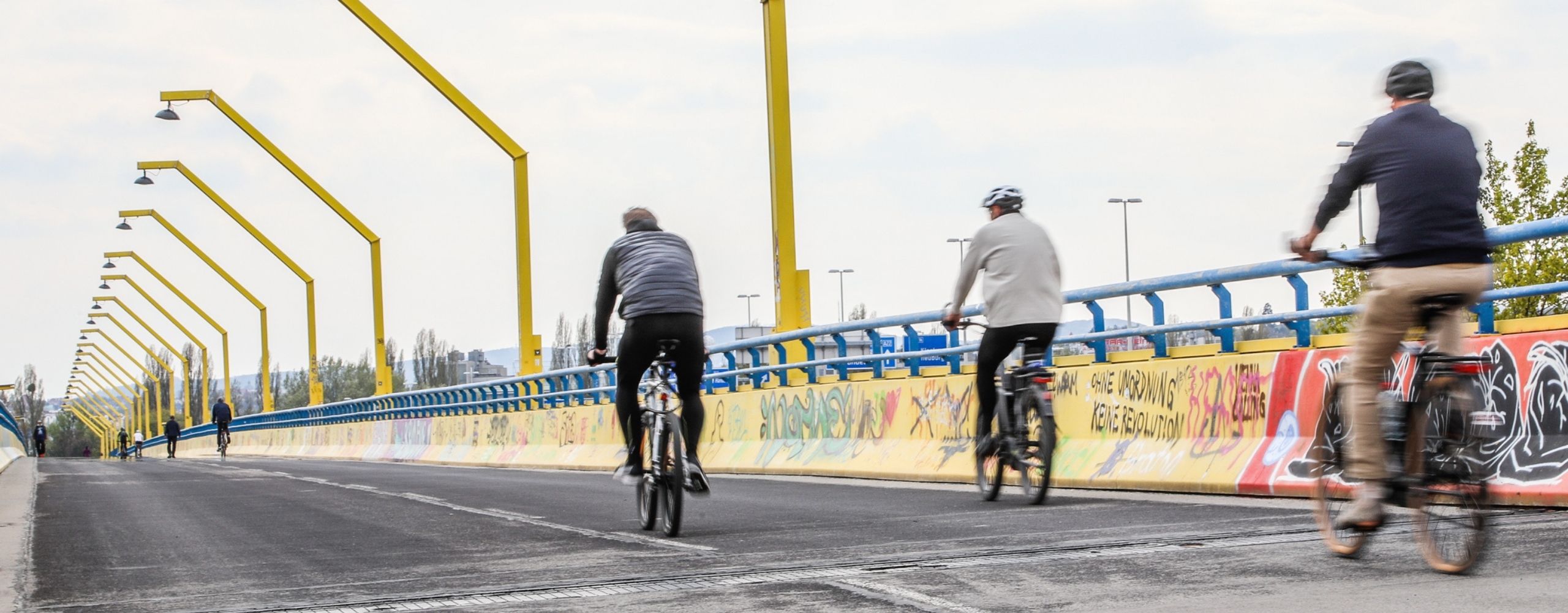 Radfahrende am Steinitzsteg