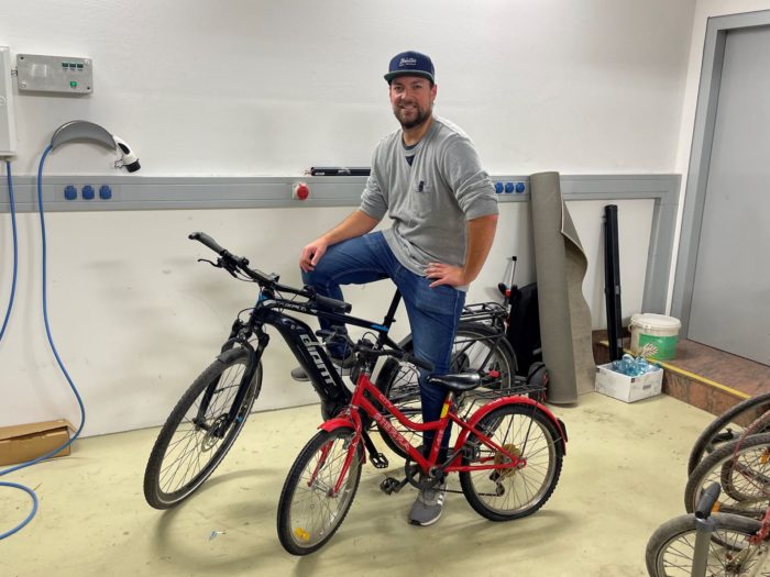 Michael mit seinem e-Bike und seinem ersten Fahrrad (© Michael Wotke)