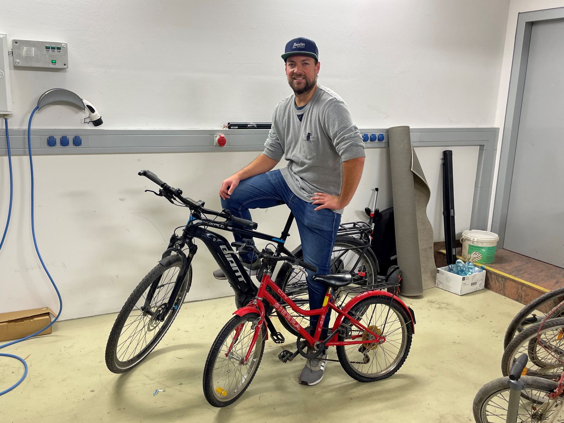 Michael mit seinem e-Bike und seinem ersten Fahrrad (© Michael Wotke) 