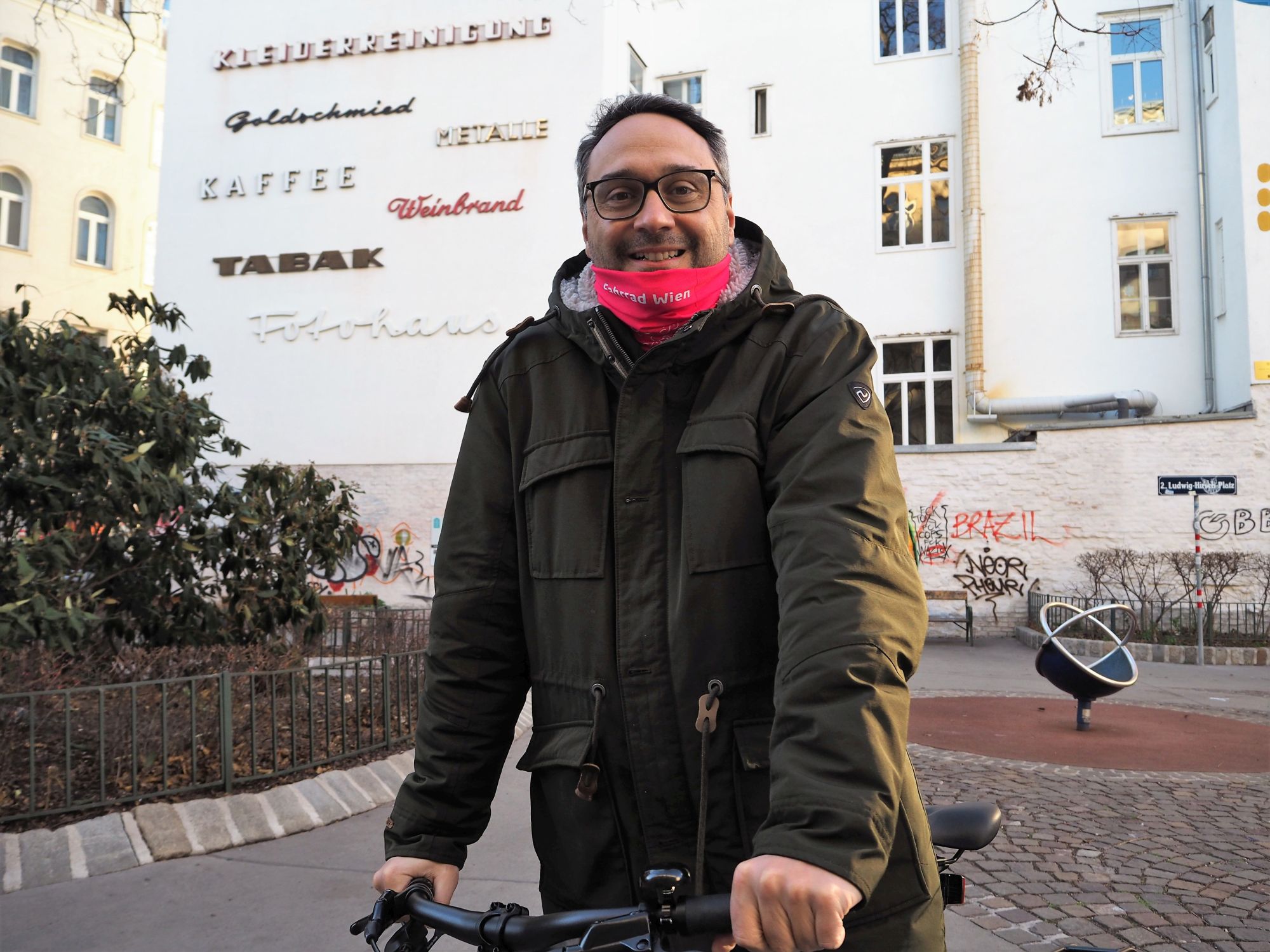 Radfahrer mit Multifunktionstuch am Ludwig-Hirsch-Platz