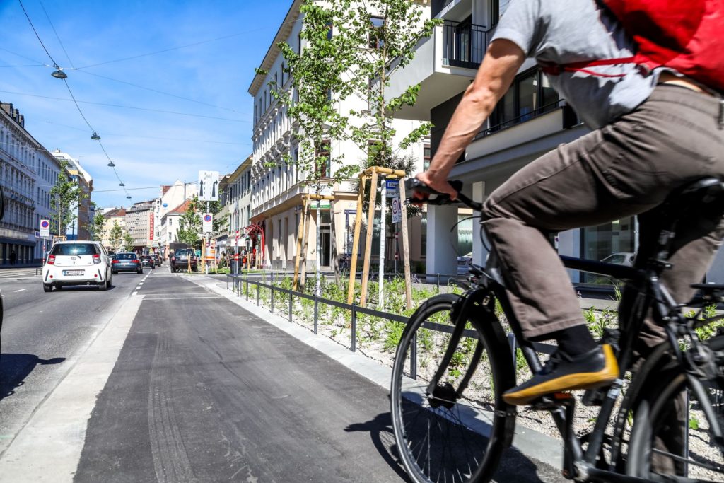 Radfahrer faährt auf dem neuen Radweg auf der Jörgerstraße.