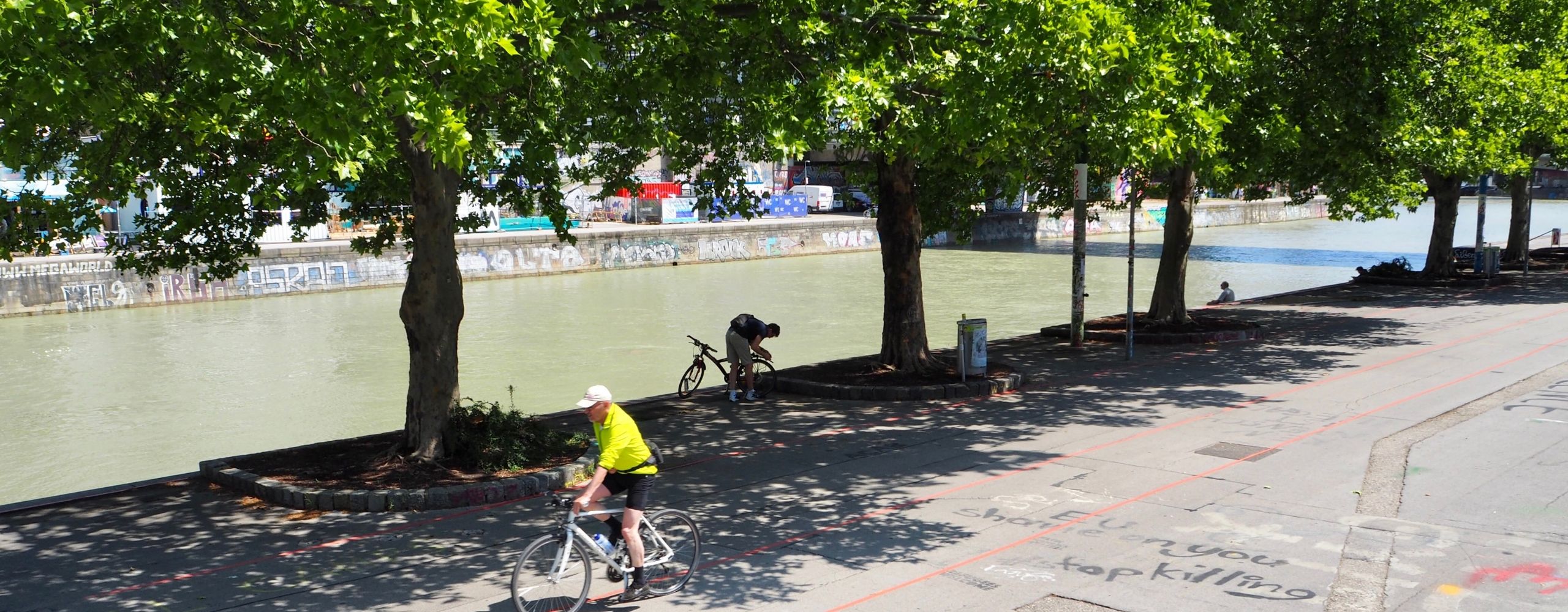 Radfahrende am Donaukanal