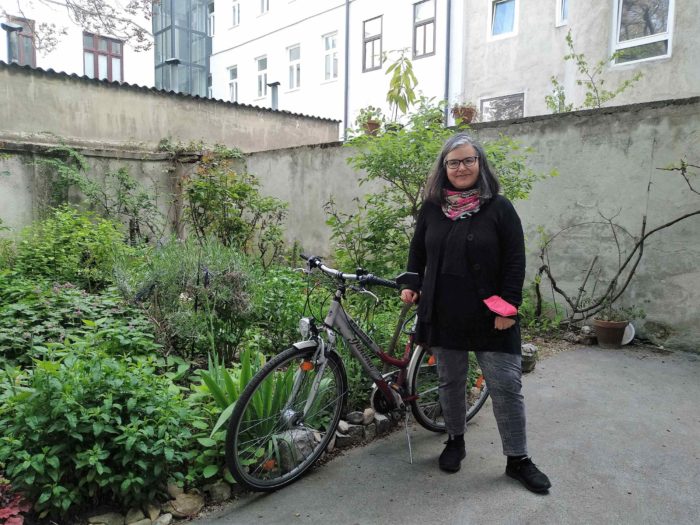 Verena mit ihrem Fahrrad im Hof des Nachbarschaftszentrums