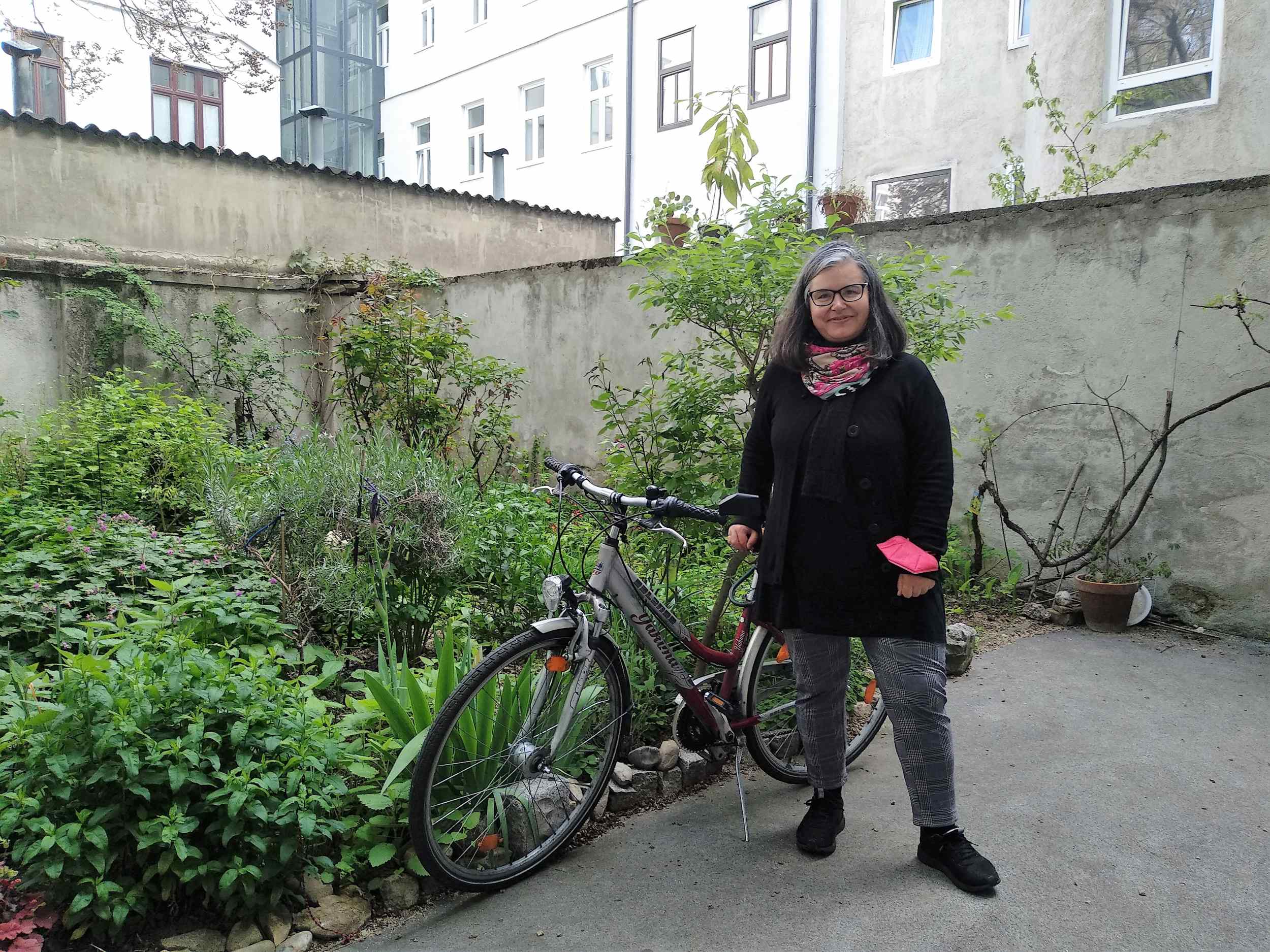 Verena mit ihrem Fahrrad im Hof des Nachbarschaftszentrums