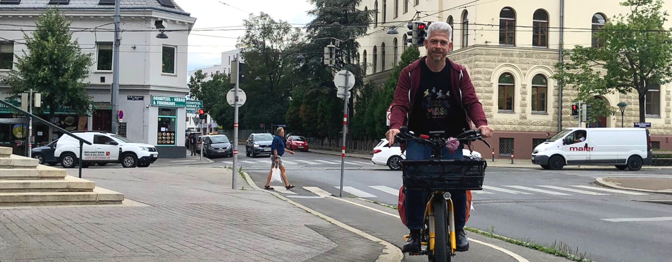 Florian führt mit seinem Long-Tail-Fahrrad am Radweg