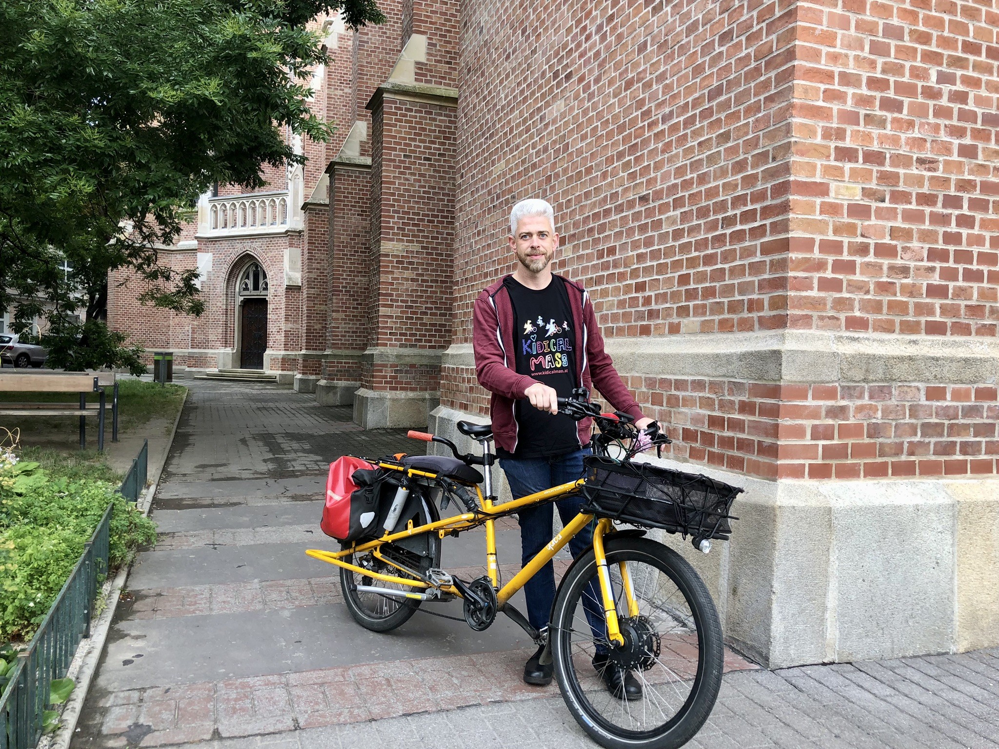 Florian steht neben seinem Fahrrad