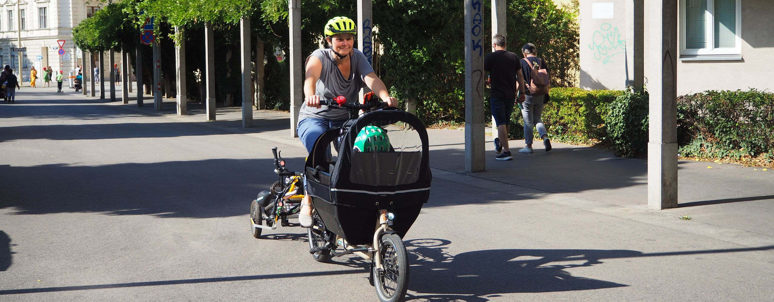 Karin unterwegs mit ihrem Lastenfahrrad