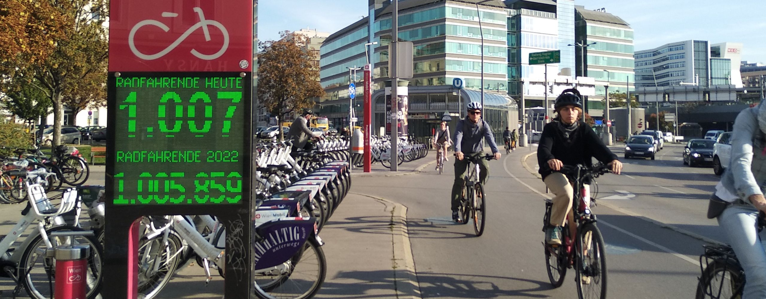 Radfahrende am Praterstern