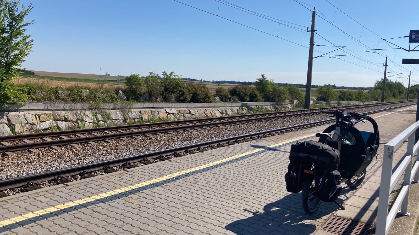 Vollgepacktes Lastenfahrrad am Bahnsteig