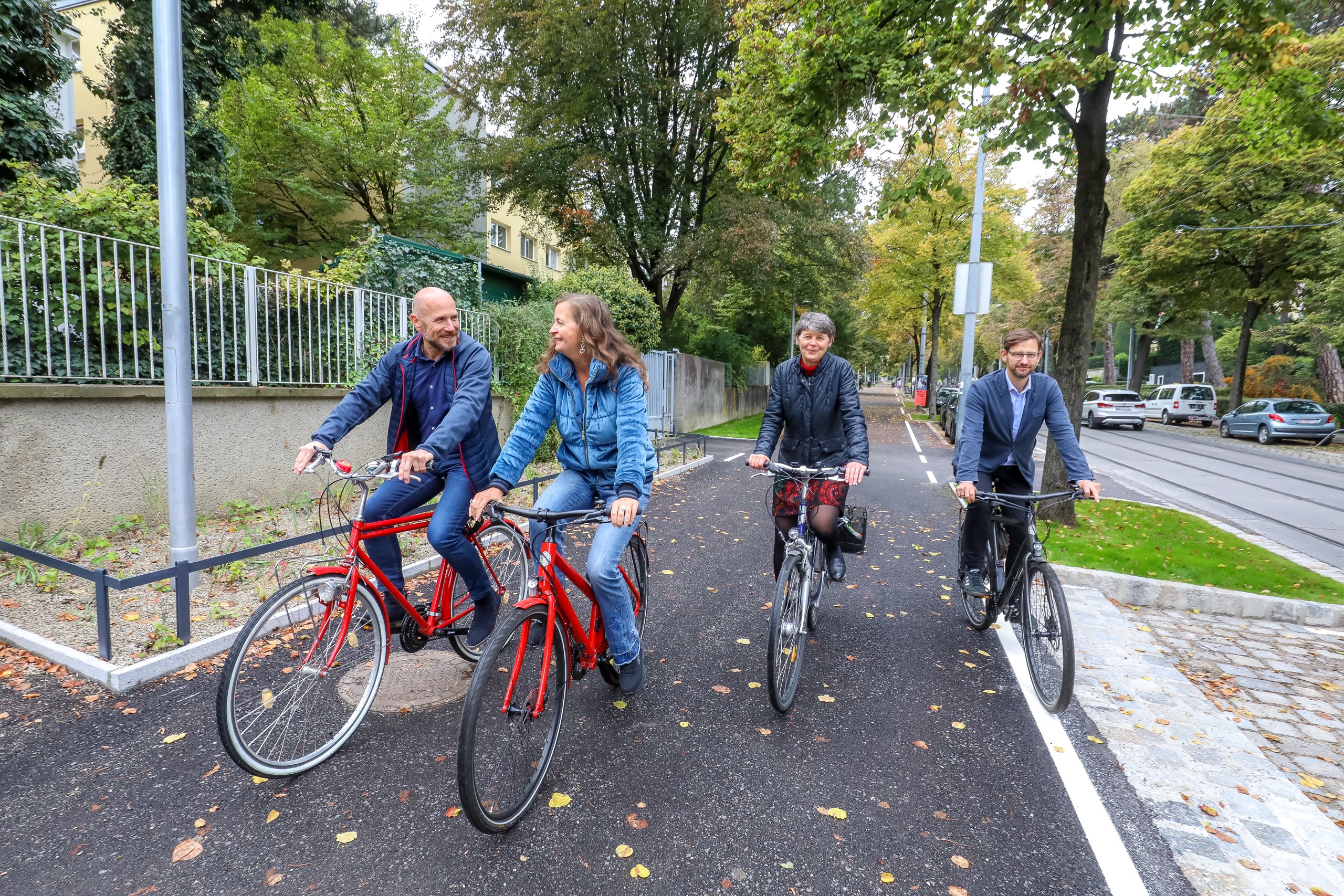 vier Personen fahren am neuen Radweg in der Pötzleinsdorfer Straße mit dem Fahrrad
