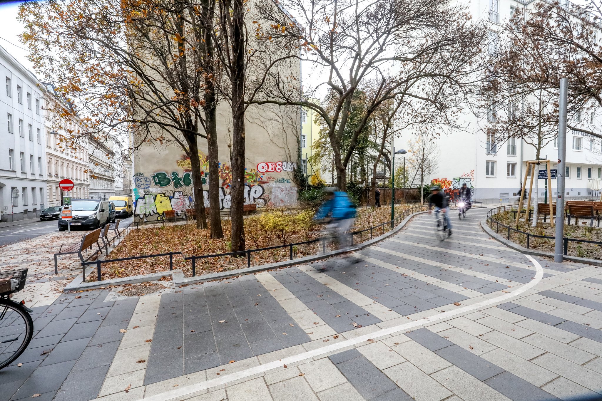 Radfahrende am umgestalteten Lisette-Model-Platz in der Pfeilgasse