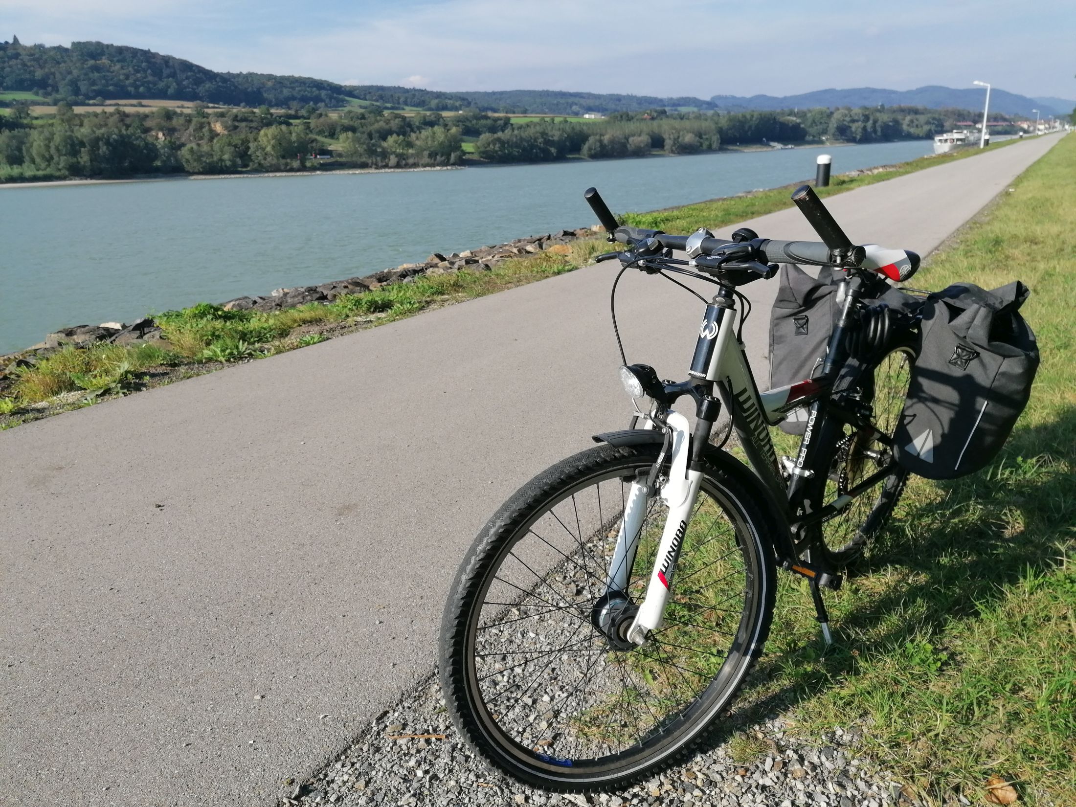Fahrrad entlang der Donau