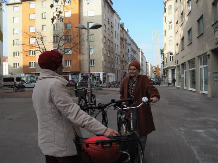 Margit und Marion mit ihren Fahrrädern