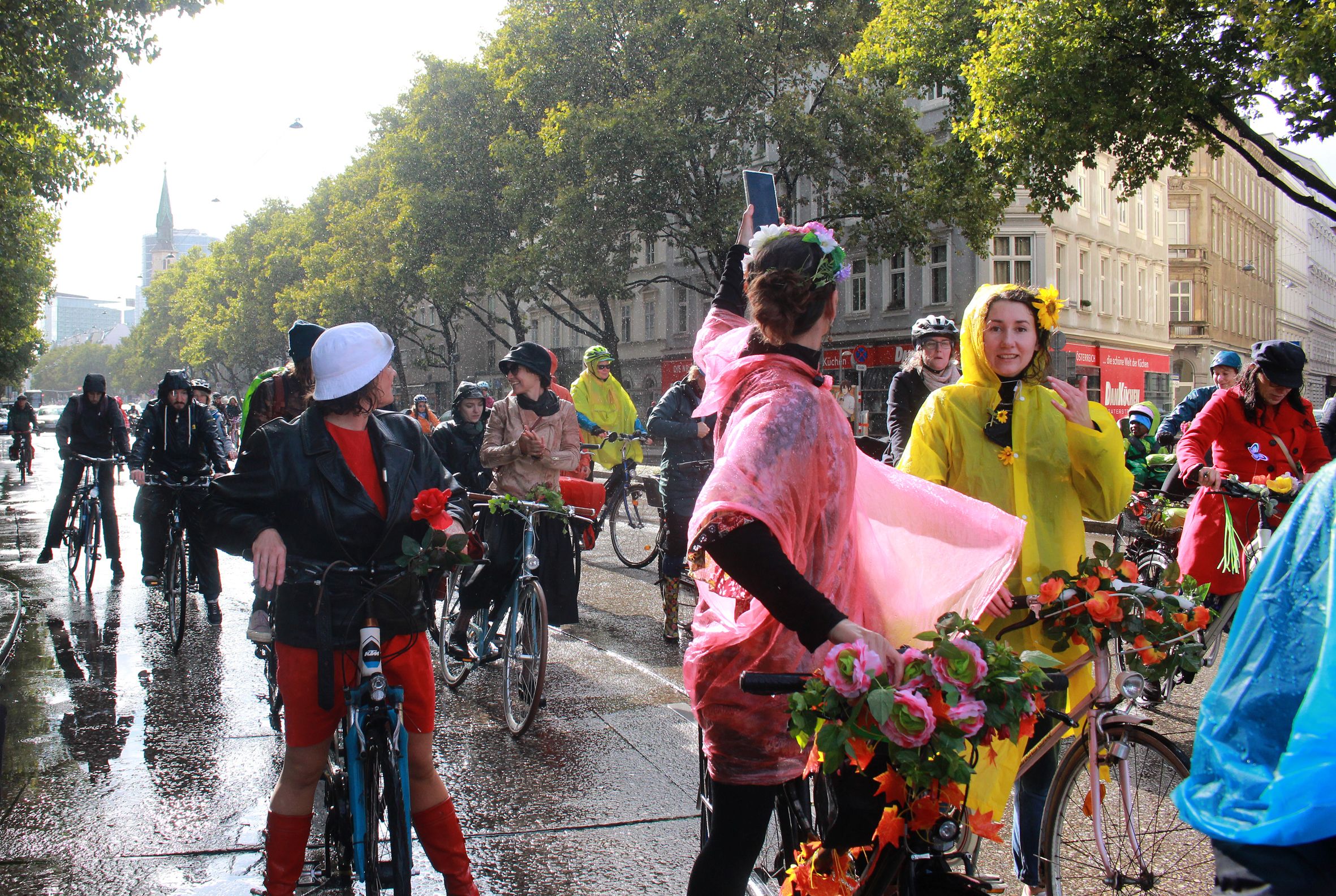 Teilnehmerinnen beim Fancy Women Bike Ride 2022 auf der Praterstraße