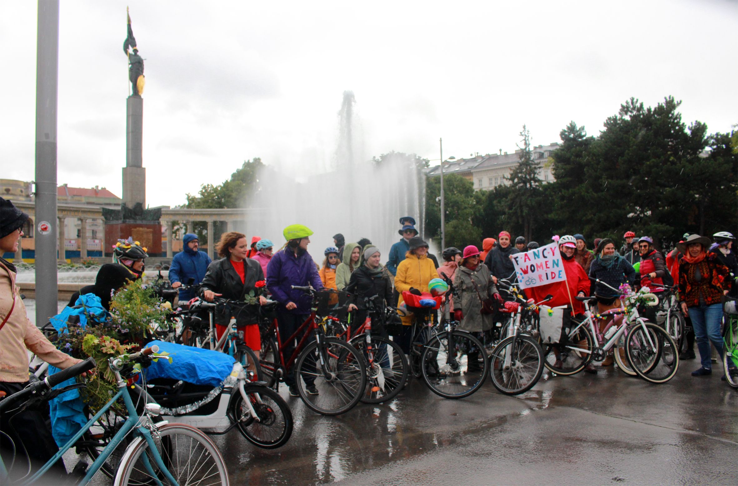 Teilnehmerinnen beim Fancy Women Bike Ride 2022 am Startpunkt (Schwarzenbergplatz)
