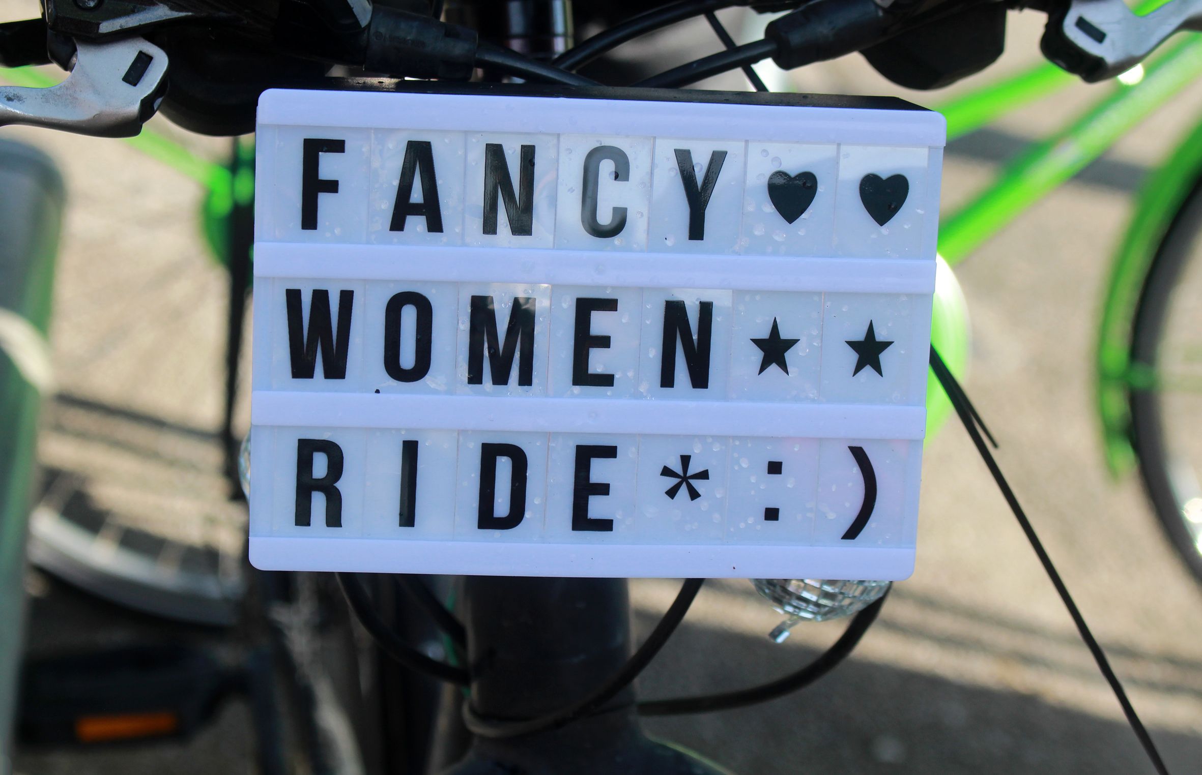Schild mit Text "Fancy Women Ride"