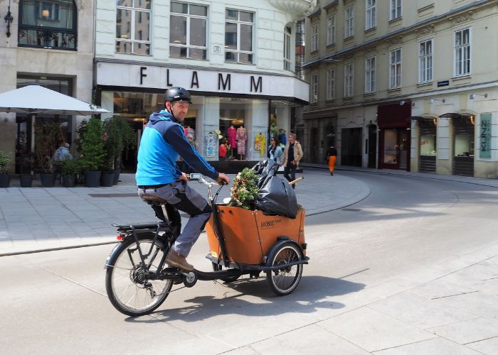 Martin fährt mit seinem Transportfahrrad über den Neuen Markt