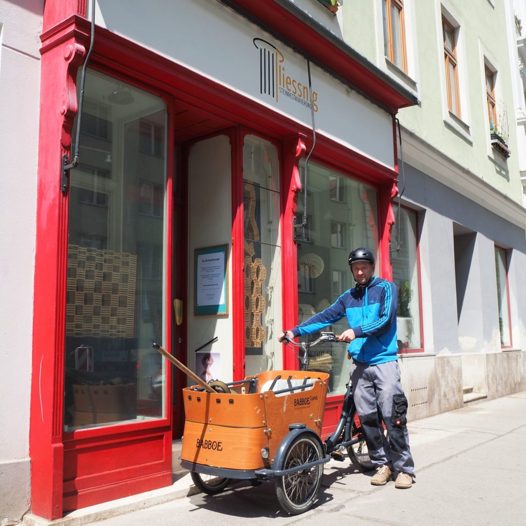 Martin mit Transportfahrrad vor seiner Werkstatt im 2. Bezirk