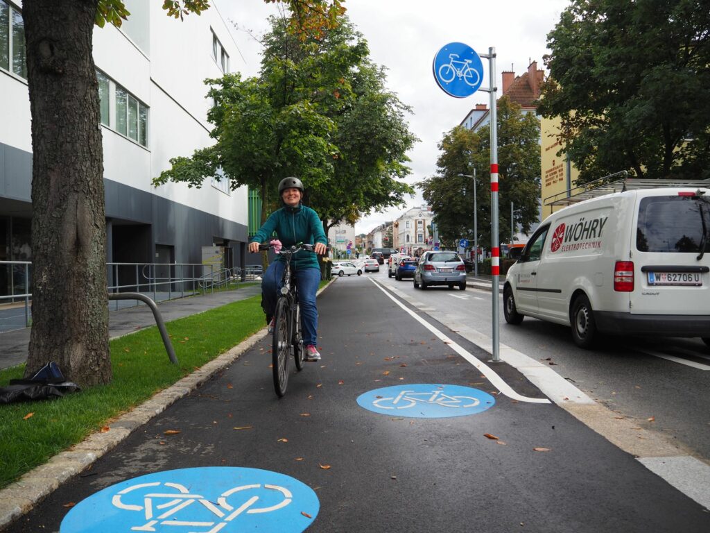 Person auf Radweg