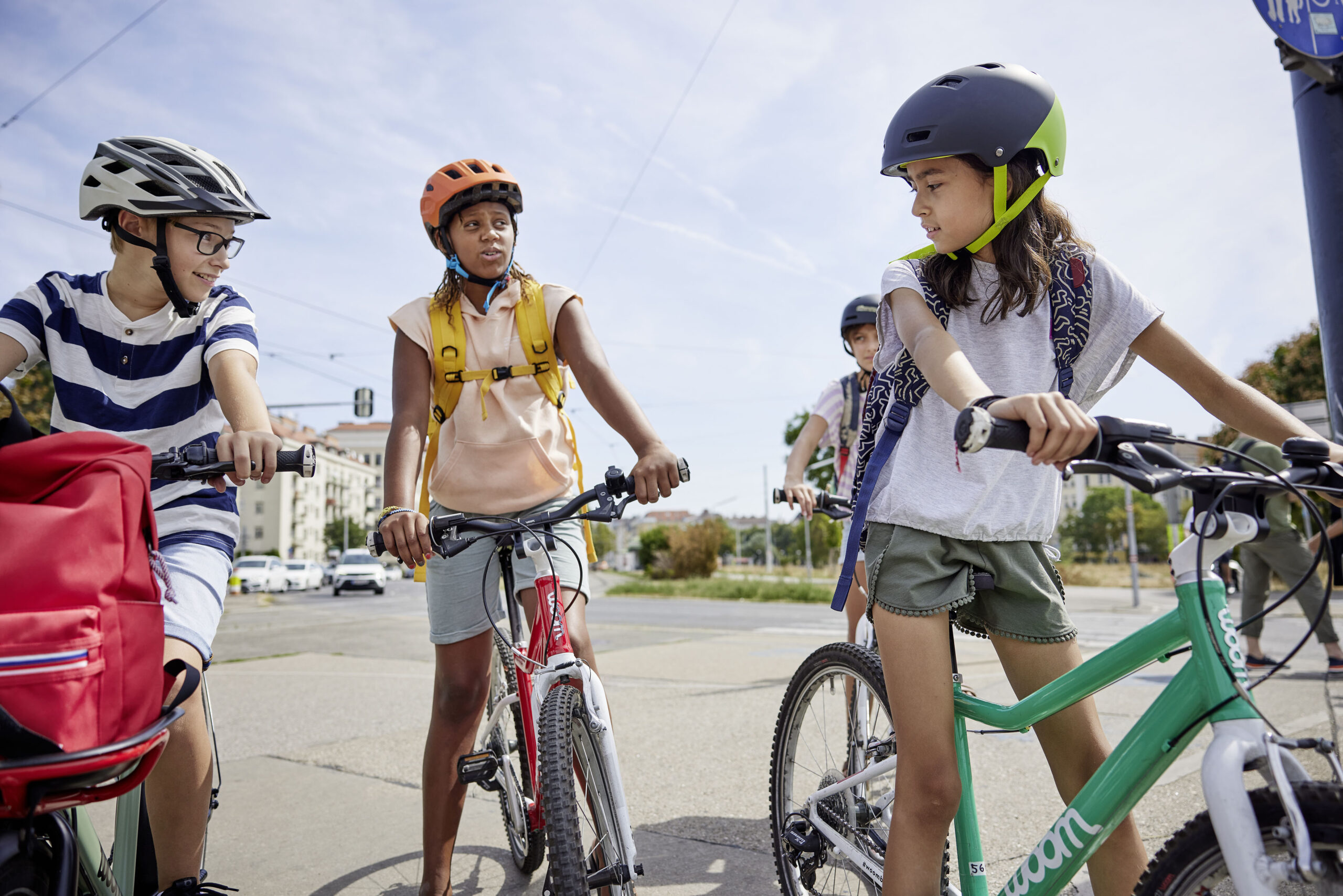 Drei Jugendliche fahren Fahrrad