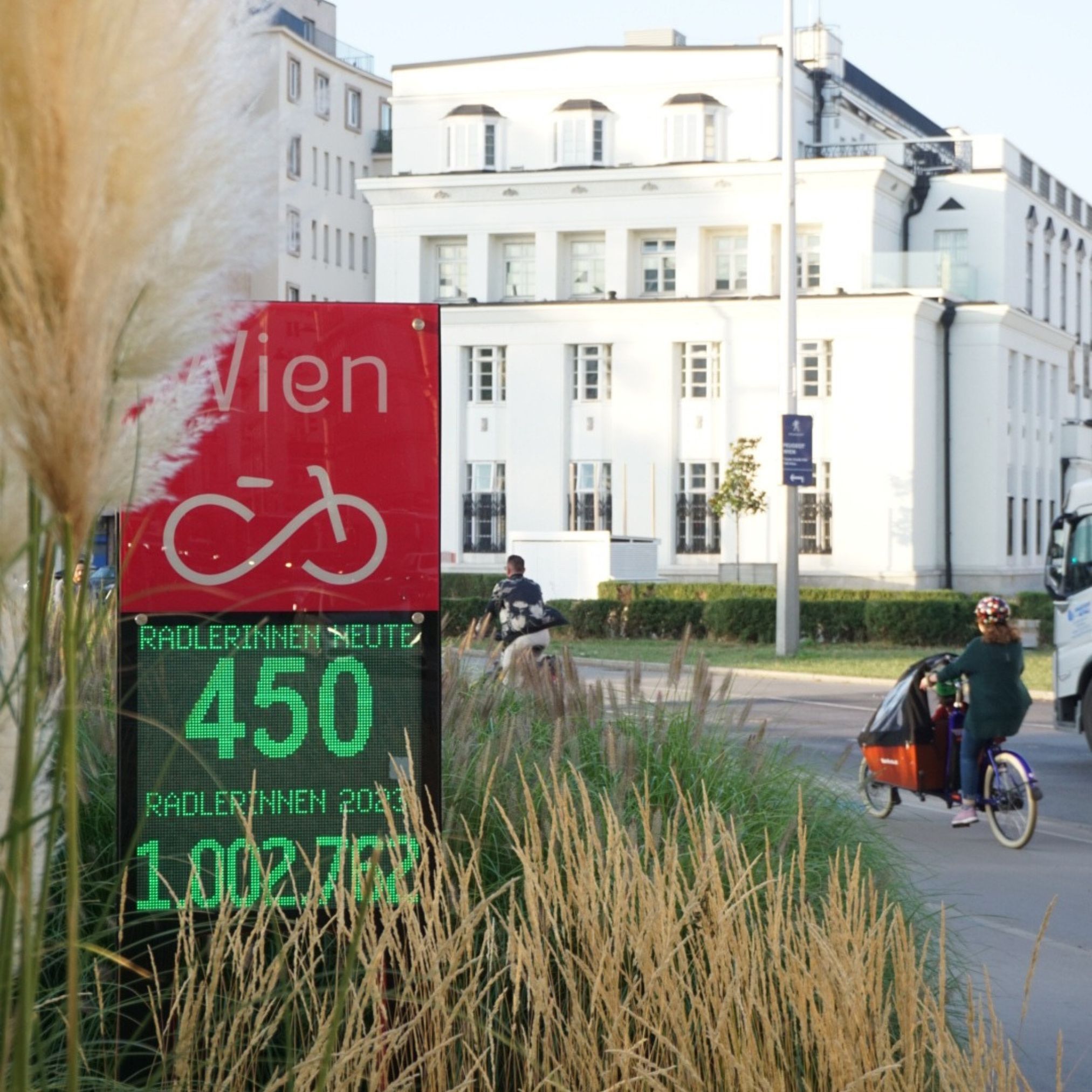 Zählstelle Operngasse mit Anzeige "1002752 Radfahrende 2023"