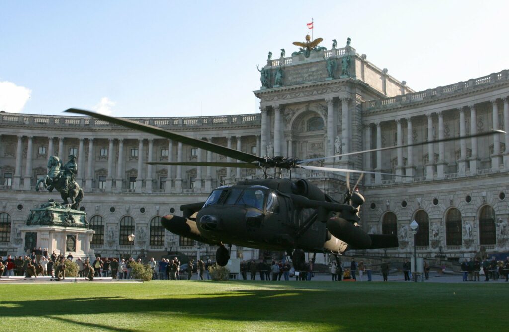 Helikopter des Österreichischen Bundesheeres im Rahmen einer Veranstaltung auf dem Heldenplatz in Wien
