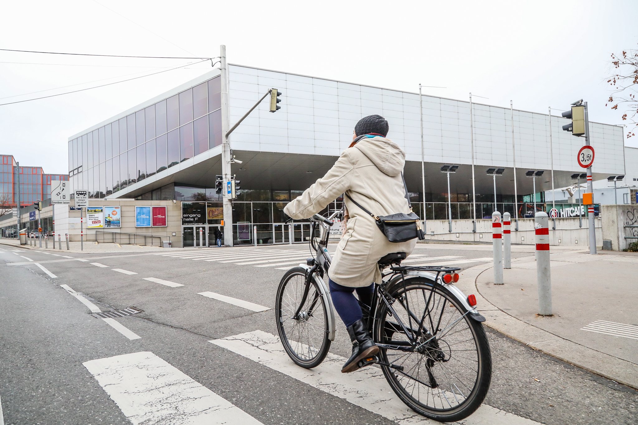 Radfahrerin am Mehrzweckstreifen in der Hütteldorfer Straße direkt vor der Stadthalle