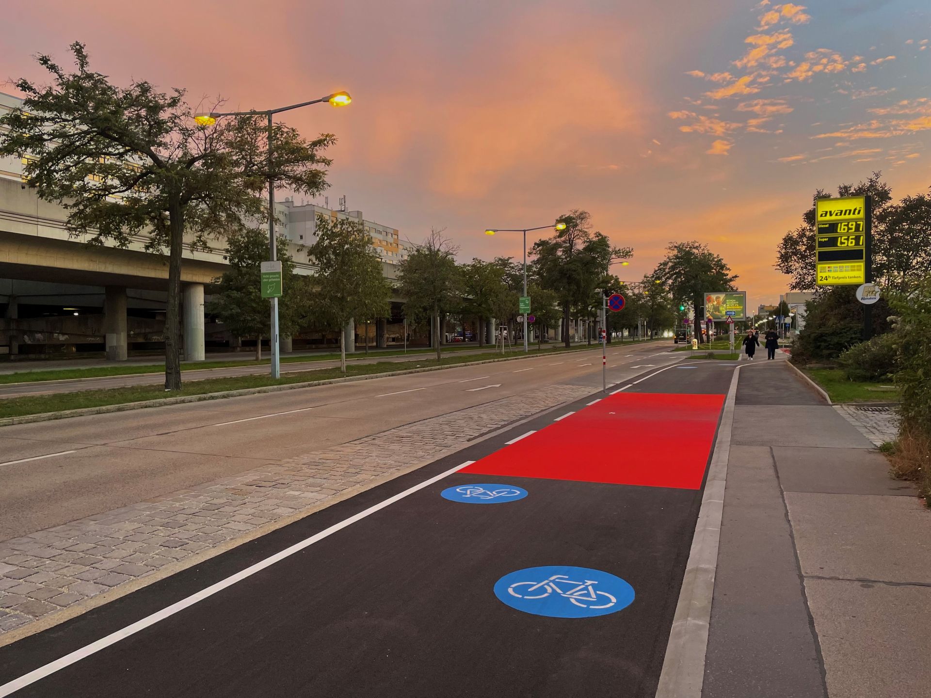 neuer Zweirichtungsradweg in der Wagramer Straße