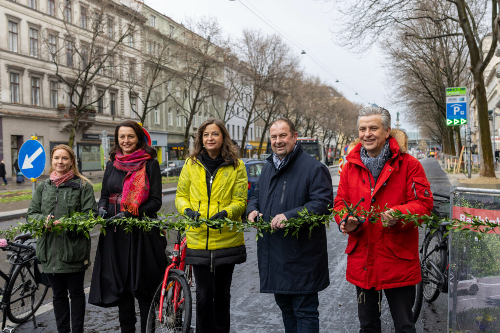 NEOS Wien Mobilitätssprecherin Angelika Pipal-Leixner, Selma Arapović, NEOS Wien Sprecherin für Stadtentwicklung, Planungsstadträtin Ulli Sima, Alexander Nikolai, Bezirksvorsteher der Leopoldstadt, SPÖ-Klubvorsitzender und Gemeinderat Josef Taucher haben selbst vor Ort in die Pedale getreten und den Zwei-Richtungs-Radweg eröffnet.