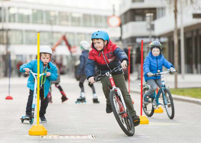 Kinder fahren auf einem Radübungsplatz