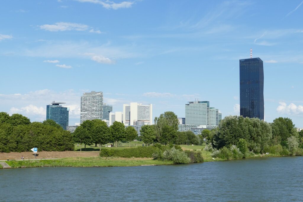 Donau, im Hintergrund die Skyline von Wien